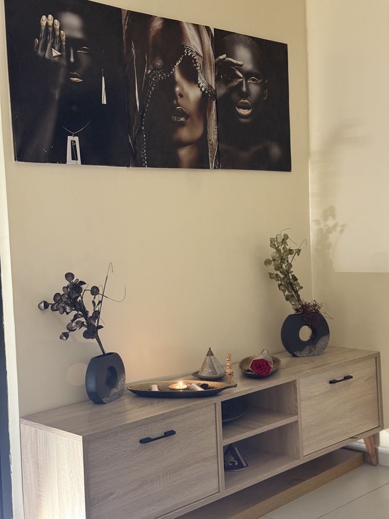 Espace d'accueil de House Of She avec bougie et compositions florales
