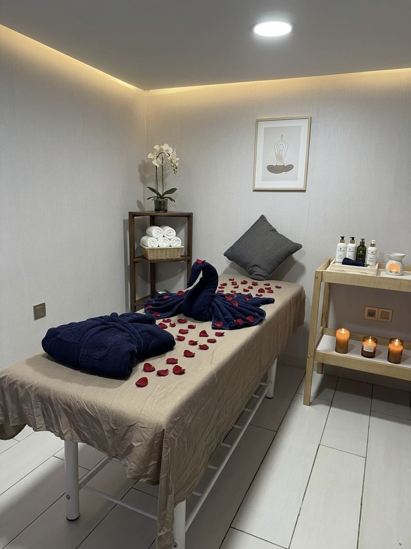 Cabine de massage avec pétales de rose et peignoir, House Of She Casablanca