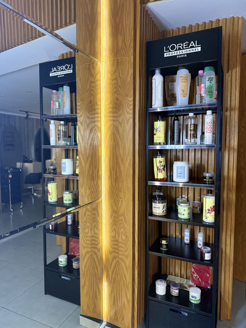 Vitrine de produits de soins professionnels L'Oréal Professionnel chez House Of She